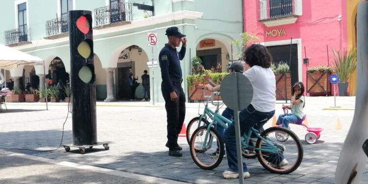 Niñas y niños aprenden sobre señales de transito en área vial de Tlaxcala Capital