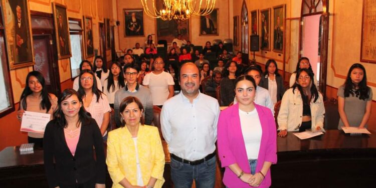 Reconoce Ayuntamiento capitalino a jóvenes destacados
