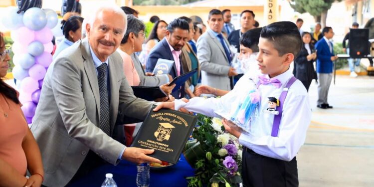 ASISTE GUSTAVO JIMÉNEZ ROMERO, ALCALDE DE CHIAUTEMPAN A LA GRADUACIÓN DE LOS ALUMNOS DE LA PRIMARIA AGUSTÍN ARRIETA