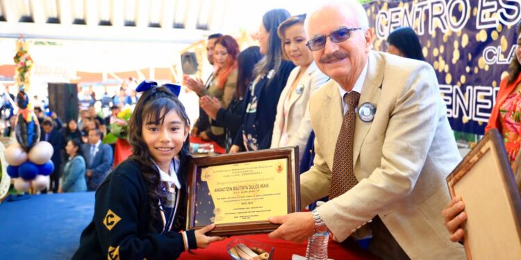 GUSTAVO JIMÉNEZ ROMERO, ALCALDE DE CHIAUTEMPAN ASISTE A LA GRADUACIÓN DE ALUMNOS DEL CENTRO ESCOLAR
