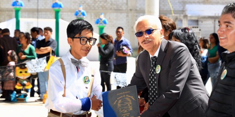 ALCALDE DE CHIAUTEMPAN ATESTIGUA LA GRADUACIÓN DE LOS ALUMNOS DE LA PRIMARIA NIÑOS HÉROES DE CHAPULTEPEC