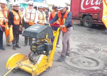 Encabeza Benjamín Atonal trabajos de bacheo en la carretera federal Tlaxcala-Texmelucan en Totolac