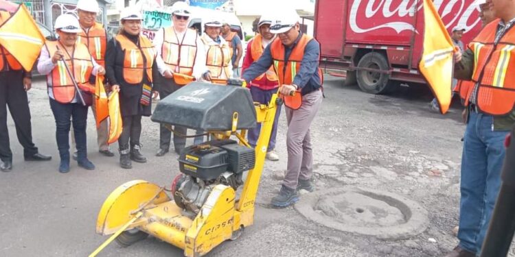 Encabeza Benjamín Atonal trabajos de bacheo en la carretera federal Tlaxcala-Texmelucan en Totolac