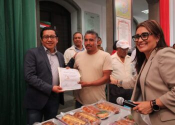 En el patio vitral del Congreso del Estado, reconocen la labor de artesanos del municipio