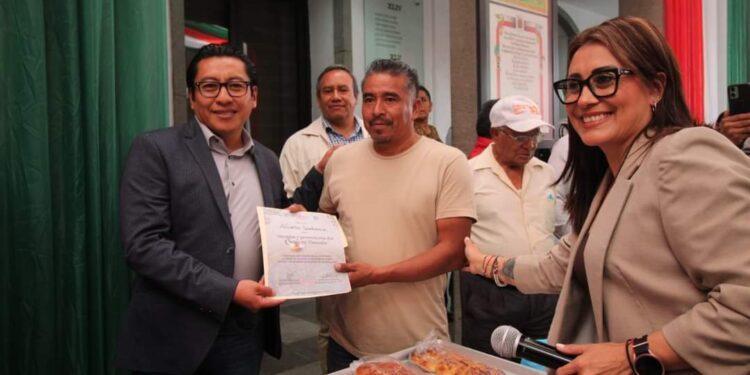 En el patio vitral del Congreso del Estado, reconocen la labor de artesanos del municipio