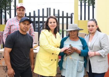 CON ESFUERZO COORDINADO ENTRE GOBIERNOS, RECIBEN FAMILIAS DE HUAMANTLA PAQUETES DE ESPECIES MENORES