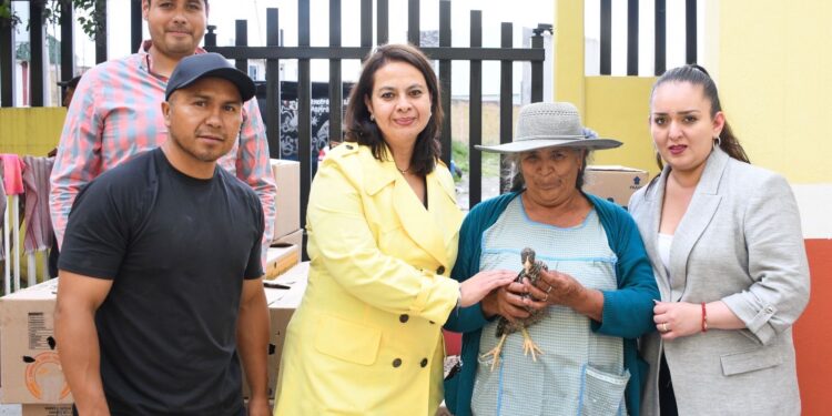 CON ESFUERZO COORDINADO ENTRE GOBIERNOS, RECIBEN FAMILIAS DE HUAMANTLA PAQUETES DE ESPECIES MENORES