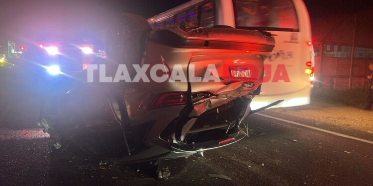 Ebrio conductor ocasiona choque vial y volcadura en San Pablo del Monte