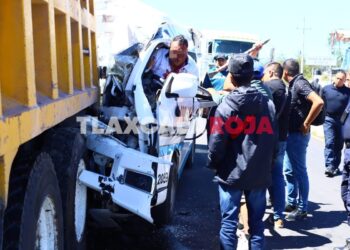 Chofer de transporte público resulta prensado tras impactar su unidad contra un camión de volteo en el Porvenir, Ixtacuixtla ; cuatro personas más resultan lesionadas