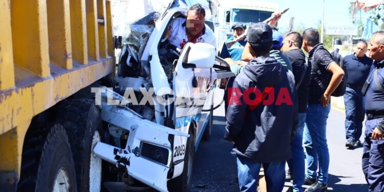 Chofer de transporte público resulta prensado tras impactar su unidad contra un camión de volteo en el Porvenir, Ixtacuixtla ; cuatro personas más resultan lesionadas