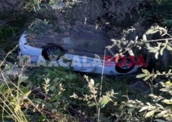 Vuelca taxi y se va al fondo de barranca en la carretera Ixtacuixtla-Nanacamilpa