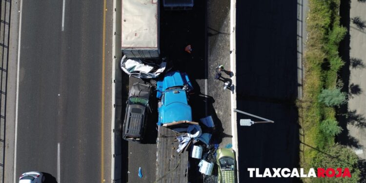 Mega carambola en «El Molinito» deja cusntiosas pérdidas materiales, múltiples lesionados y el cierre total de la vialidad hacia Tlaxcala