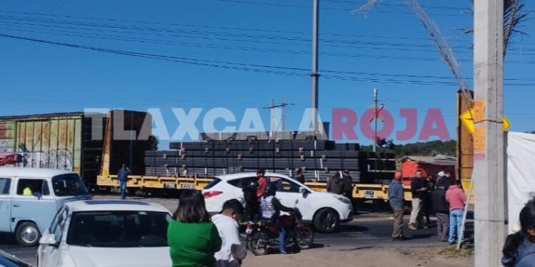 Tren embiste tráiler en el crucero de Mena