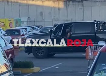 Ejecutan a masculino dentro de una camioneta en estacionamiento de Chedraui Apizaco