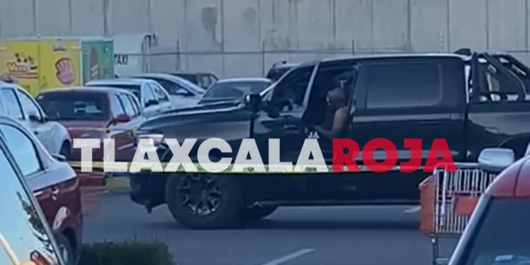 Ejecutan a masculino dentro de una camioneta en estacionamiento de Chedraui Apizaco