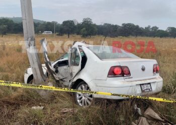 Mujer choca su auto contra poste y fallece en la Apizaco-Tlaxco