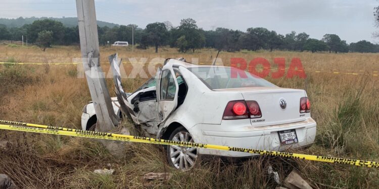 Mujer choca su auto contra poste y fallece en la Apizaco-Tlaxco