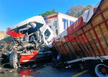Choque de tráileres paraliza la autopista Amozoc-Perote, la altura de Ixtenco,Tlaxcala