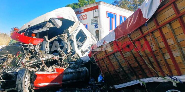 Choque de tráileres paraliza la autopista Amozoc-Perote, la altura de Ixtenco,Tlaxcala