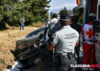 Cinco lesionados deja choque por alcance entre automóvil particular y camioneta de la GN en Panotla