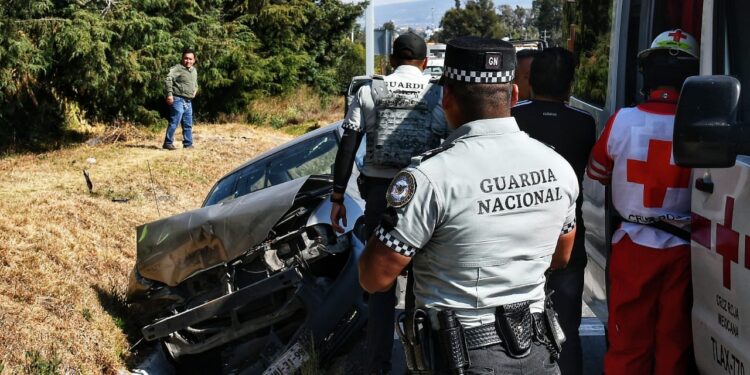Cinco lesionados deja choque por alcance entre automóvil particular y camioneta de la GN en Panotla