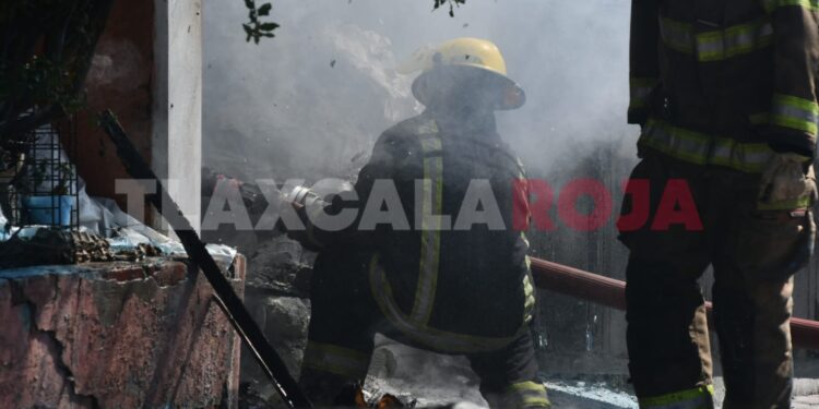 Se incendia vivienda en Acxotla del Río, Totolac