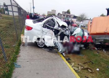 Tres personas sin vida deja fatal choque entre auto particular y camión de volteo en Francisco Villa Sanctórum 