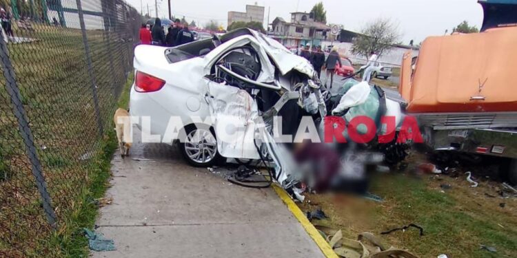 Tres personas sin vida deja fatal choque entre auto particular y camión de volteo en Francisco Villa Sanctórum 