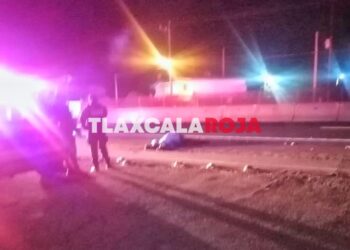 Microbús de ATAH atropella a masculino y lo destroza en la México-Veracruz, zona Xaloztoc