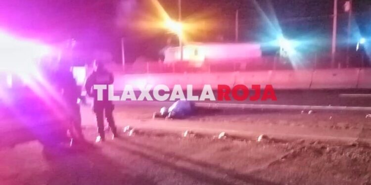 Microbús de ATAH atropella a masculino y lo destroza en la México-Veracruz, zona Xaloztoc
