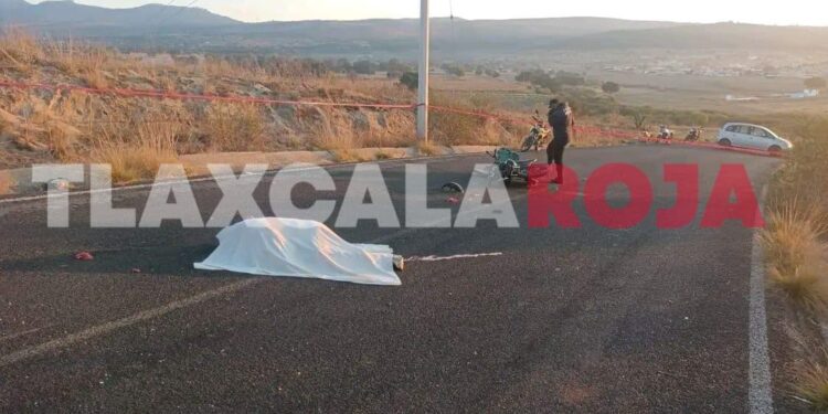Fallece motociclista tras chocar contra una camioneta en Atlzayanca; intentó rebasar a otro vehículo