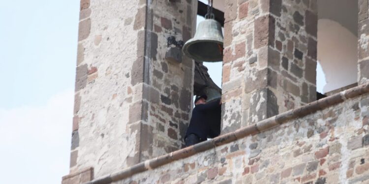 Repican campanas en memoria del Papa Francisco en Tlaxcala 🔔✝️