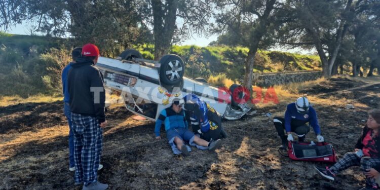 Volcadura en la Mena-Huamantla deja dos lesionados en Tetla