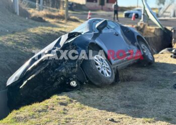 🚨 Accidente en la México-Veracruz deja 4 lesionados 🚗💥Esta mañana, un Mazda azul y un Tsuru blanco colisionaron en la carretera federal México-Veracruz, cerca de la incorporación a Francisco Villa. El choque dejó 4 personas con lesiones leves, incluyendo un hombre de 45 años con golpes en la cabeza y el conductor del Mazda, de entre 60 y 65 años.Elementos de la Guardia Nacional y Protección Civil de Calpulalpan y Nanacamilpa atendieron la emergencia. 🙏 Afortunadamente, no hay heridos graves.