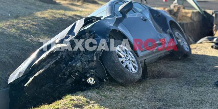 🚨 Accidente en la México-Veracruz deja 4 lesionados 🚗💥Esta mañana, un Mazda azul y un Tsuru blanco colisionaron en la carretera federal México-Veracruz, cerca de la incorporación a Francisco Villa. El choque dejó 4 personas con lesiones leves, incluyendo un hombre de 45 años con golpes en la cabeza y el conductor del Mazda, de entre 60 y 65 años.Elementos de la Guardia Nacional y Protección Civil de Calpulalpan y Nanacamilpa atendieron la emergencia. 🙏 Afortunadamente, no hay heridos graves.