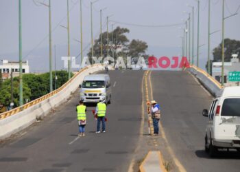 Esta mañana, en el municipio de #Chiautempan, topógrafos iniciaron los trabajos preliminares para la demolición del puente que conecta #Tlaxcala con #Chiautempan. 🏗️📍
