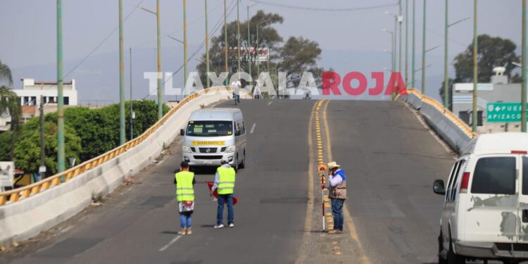 Esta mañana, en el municipio de #Chiautempan, topógrafos iniciaron los trabajos preliminares para la demolición del puente que conecta #Tlaxcala con #Chiautempan. 🏗️📍