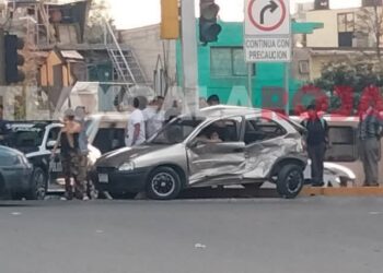 🚨 #AlertaVial Choque en #Chiautempan: Un Chevy compacto impactó esta tarde bajo el puente del Libramiento Tlaxcala, en calle Progreso, junto a los semáforos. Sin lesionados, según reportes. La unidad responsable, aparentemente, es una camioneta de redilas color rojo que se fugó hacia Apizaco . 🚘⚠️ #ManejaConCuidado