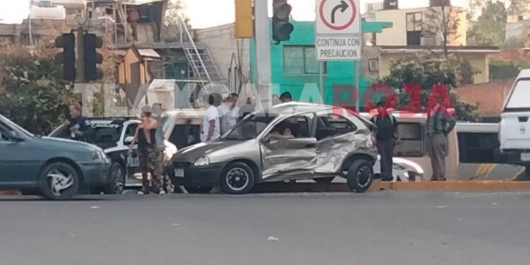 🚨 #AlertaVial Choque en #Chiautempan: Un Chevy compacto impactó esta tarde bajo el puente del Libramiento Tlaxcala, en calle Progreso, junto a los semáforos. Sin lesionados, según reportes. La unidad responsable, aparentemente, es una camioneta de redilas color rojo que se fugó hacia Apizaco . 🚘⚠️ #ManejaConCuidado