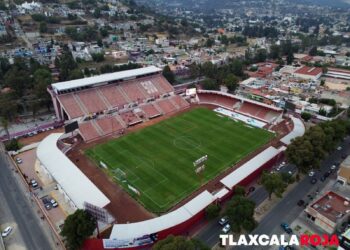 🐺⚽ ¡Hoy es el gran día! Coyotes de Tlaxcala se enfrenta al Atlético Morelia en la Jornada 15 de la Liga de Expansión MX 🏟️. ¡No te lo pierdas, ven con tu familia a las 19:00 hrs! 💪📸: Enrique Cuecuecha // Agencia TlaxcalaRoja