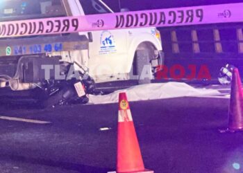 Trágico accidente en la Apizaco-Tlaxcala deja un motociclista muerto y otro herido; chocaron contra una grúa 🚨
