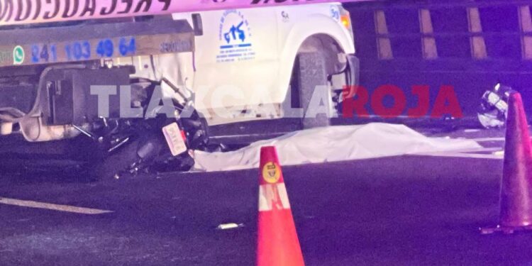 Trágico accidente en la Apizaco-Tlaxcala deja un motociclista muerto y otro herido; chocaron contra una grúa 🚨