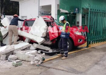 🚨 Accidente en Panotla 🚨Esta tarde, una camioneta roja chocó contra la barda del Banco del Bienestar en la carretera Tlaxcala-Texmelucan, a la altura de la 23 Zona Militar. Paramédicos y autoridades ya están en el lugar. 🚑👮‍♂️⚠️ Circula con precaución en la zona.