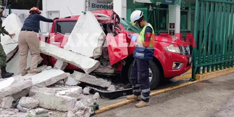 🚨 Accidente en Panotla 🚨Esta tarde, una camioneta roja chocó contra la barda del Banco del Bienestar en la carretera Tlaxcala-Texmelucan, a la altura de la 23 Zona Militar. Paramédicos y autoridades ya están en el lugar. 🚑👮‍♂️⚠️ Circula con precaución en la zona.