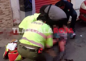 🚨 ¡Ovación para el ladrón del año en #Chiautempan, #Tlaxcala! 👏 Carlos N., en pleno modo «maestro del sigilo» 🍺, intentó robar una farmacia, pero acabó KO en el suelo tras epica batalla con un vidrio. 😅 Plan genius: emborracharse, romper todo y esperar el taxi de la policía. 🥳 Ahora, en su lujosa suite en la cárcel, meditará su brillante carrera.