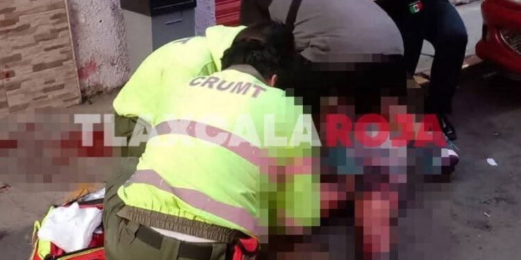 🚨 ¡Ovación para el ladrón del año en #Chiautempan, #Tlaxcala! 👏 Carlos N., en pleno modo «maestro del sigilo» 🍺, intentó robar una farmacia, pero acabó KO en el suelo tras epica batalla con un vidrio. 😅 Plan genius: emborracharse, romper todo y esperar el taxi de la policía. 🥳 Ahora, en su lujosa suite en la cárcel, meditará su brillante carrera.