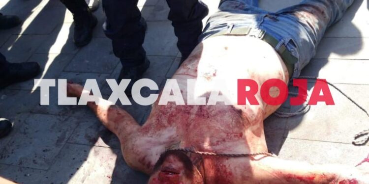 Linchan a presunto captor de niña en San Miguel Xochitecatitla, Nativitas