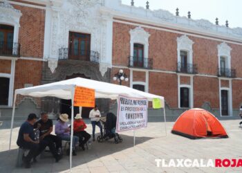 Trabajadores y extrabajadores del Instituto Tecnológico de #Tlaxco inician huelga de hambre frente a Palacio de Gobierno ⚠️