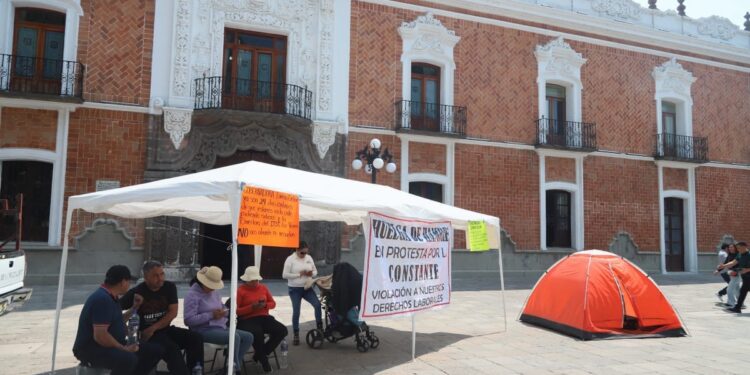 Trabajadores y extrabajadores del Instituto Tecnológico de #Tlaxco inician huelga de hambre frente a Palacio de Gobierno ⚠️