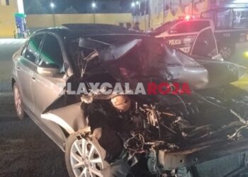 🚨 Accidente en Tetla: Comerciantes de pan lesionados 🚑Anoche, un Volkswagen Jetta colisionó contra una camioneta de panaderos en la carretera Apizaco-Tlaxco, cerca de la gasolinera «La Hacienda» en Tetla. Dos comerciantes resultaron lesionados, pero sin heridas graves, según paramédicos de Protección Civil y Cruz Ámbar. 🚗💥La Guardia Nacional aseguró la zona y retiró los vehículos. ¡Maneja con precaución! 🙏